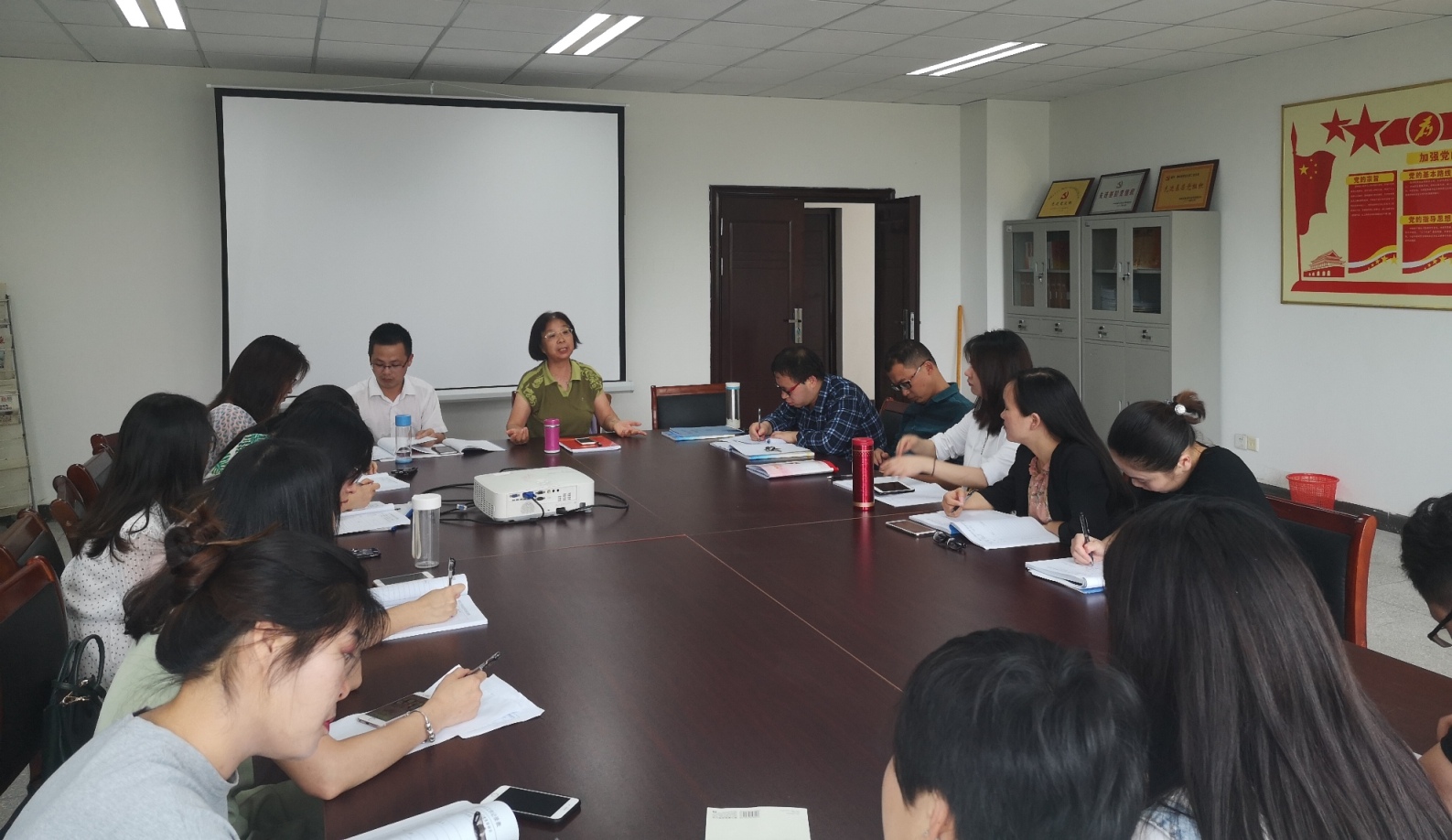 基础部党总支召开党员组织生活会