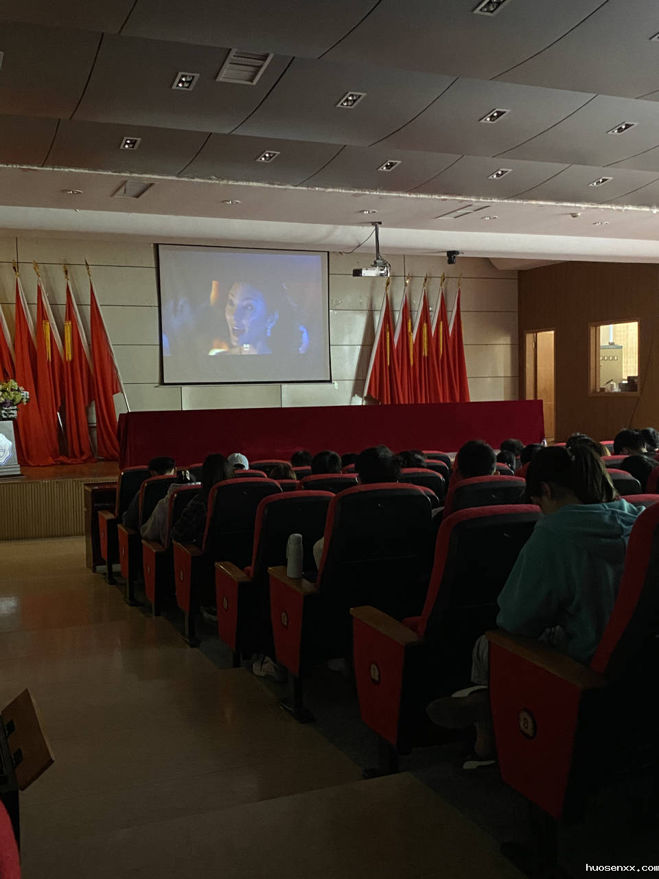 “缅怀先烈，忠心报国” --国教院组织观看电影《钱学森》