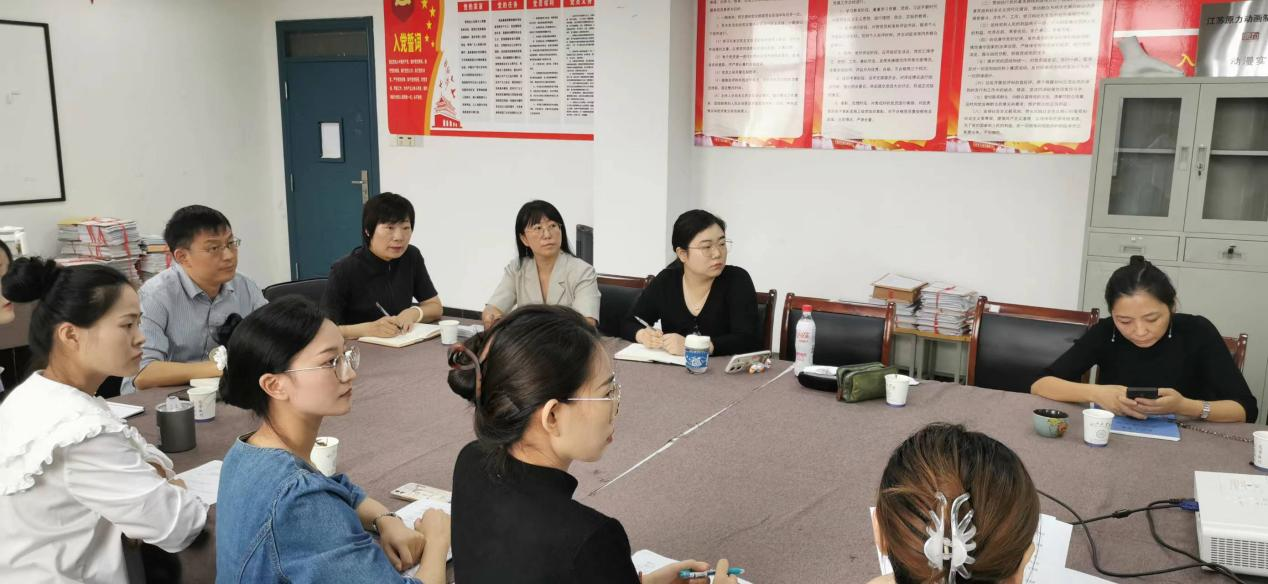 <strong>艺术设计学院组织讲新课教师及新教师试讲活动</strong>