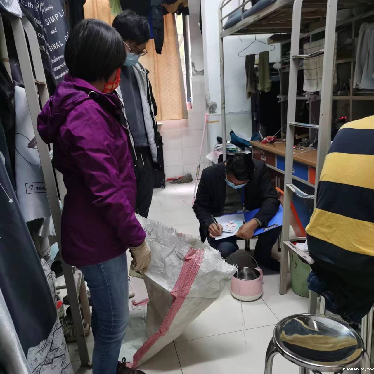 霍里山校区开展学生宿舍大功率电器和违规用电专项检查活动(图文)