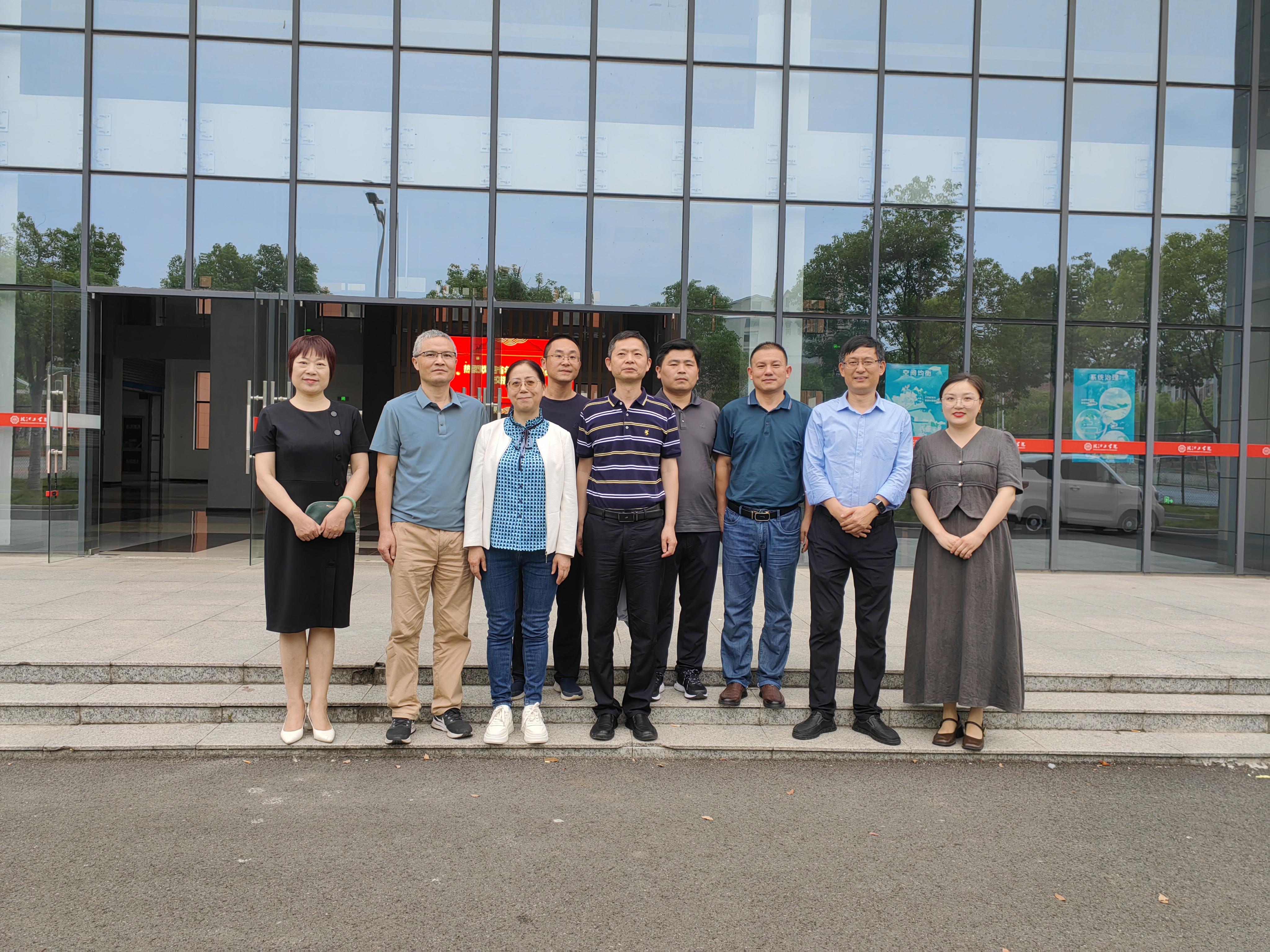 <strong>铜陵中学一行来访我校艺术设计学院</strong>