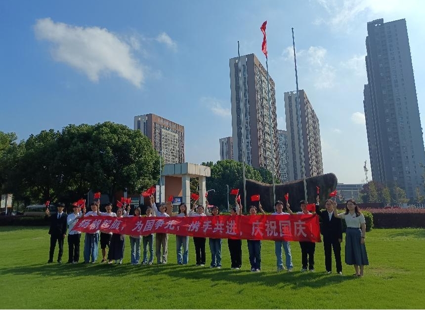 <strong>土木工程学院学生二支部开展“升国旗、学党史、讲党课”主题党日活动</strong>