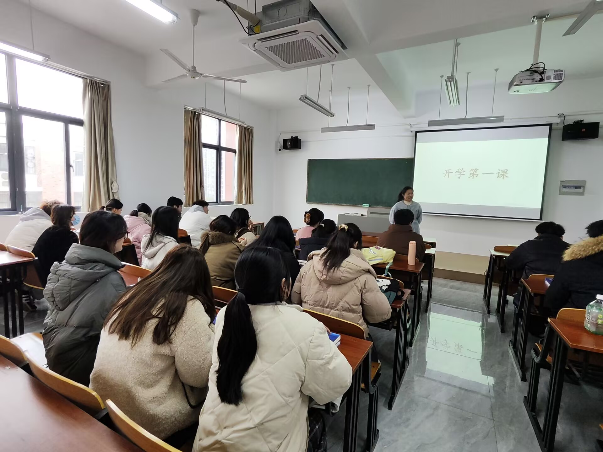 <strong>回顾过往展新程  共绘学业新蓝图 ——土木工程学院2023级给排水科学与工程专业闻天班召开新学期主题班会</strong>