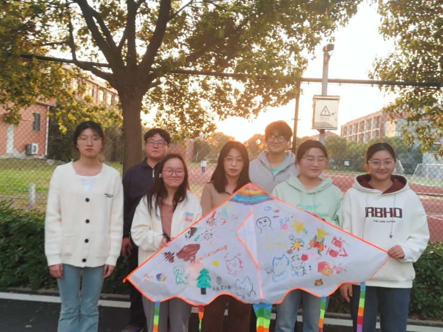 <strong>管理学院学生会开展“筝舞蓝天，春色如画”心理主题活动</strong>