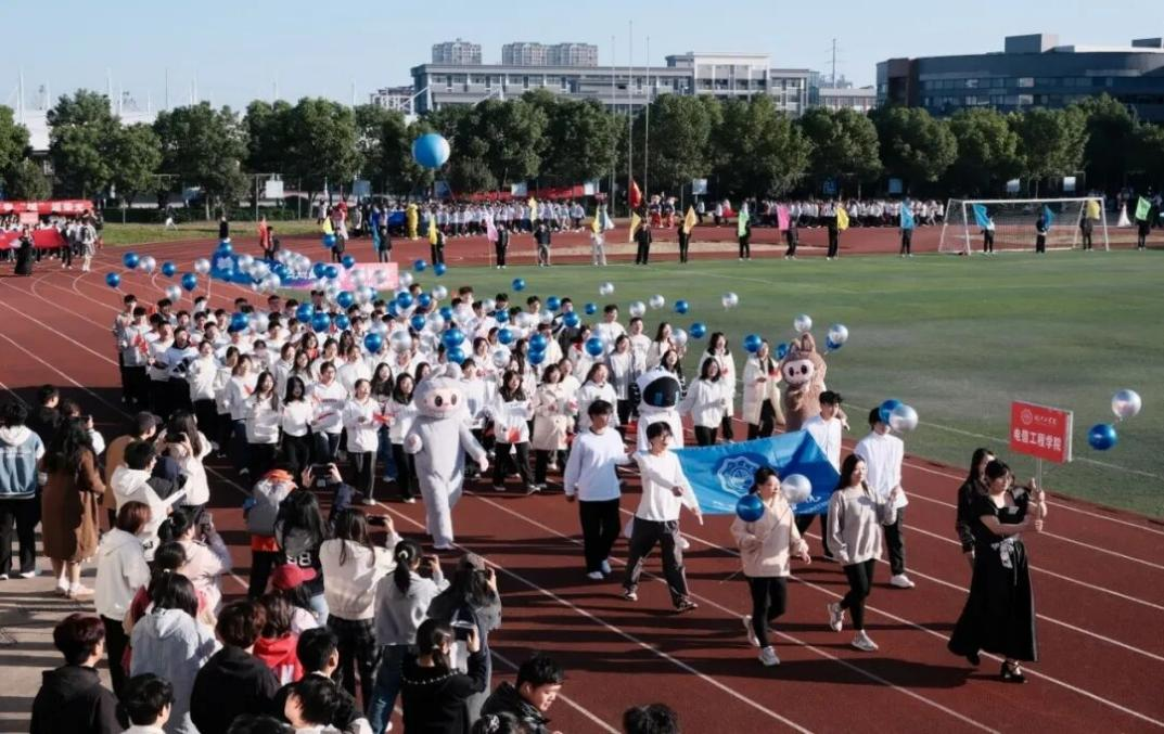 青春燃赛场，团结筑华章 ——竞技宝app下载安装电信工程学院在第十八届田径运动会上捷报频传
