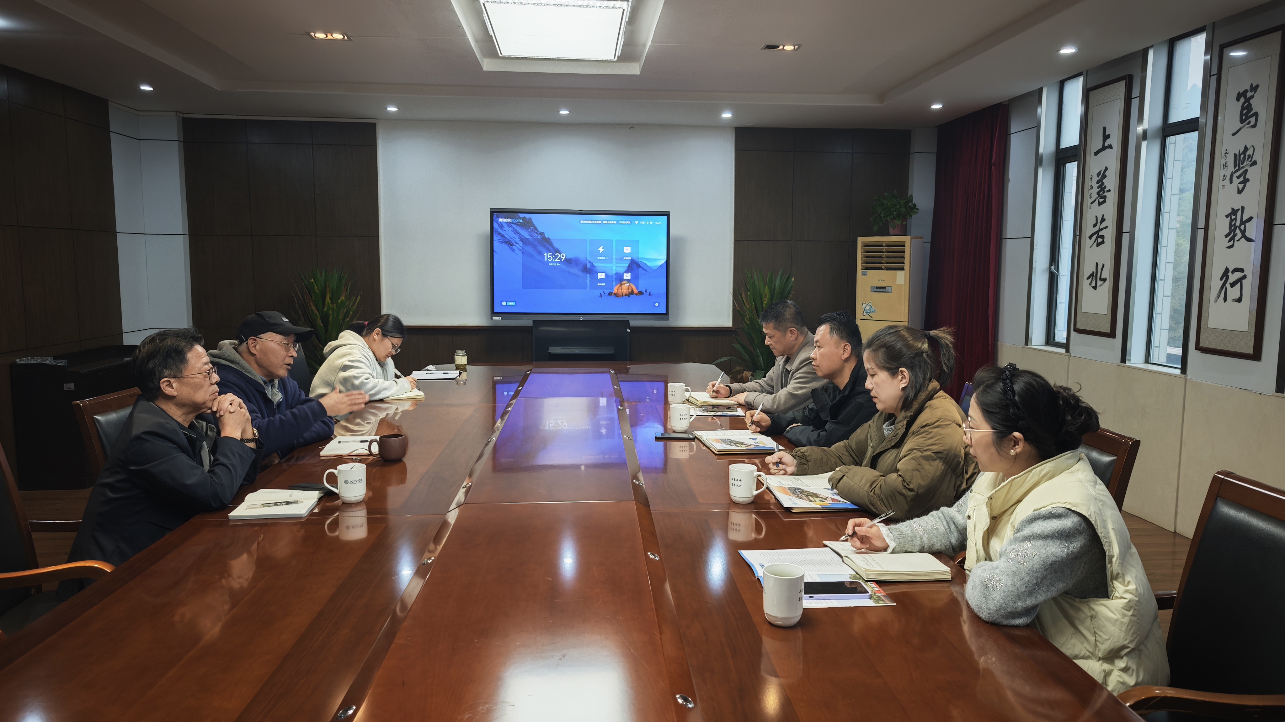 当涂县太白镇党委书记何伟一行到访我校洽谈校政企合作